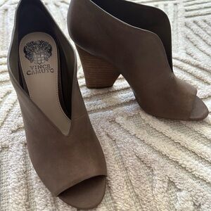 Vince Camuto Andrita Brown Peep-Toe V-Cut Block Heel Booties 7M New